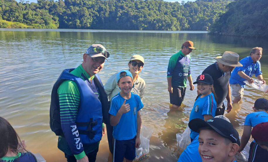 Ação de soltura de 50 mil peixes nativos na represa de Salto Osório, no Rio Iguaçu, no município de Sulina.