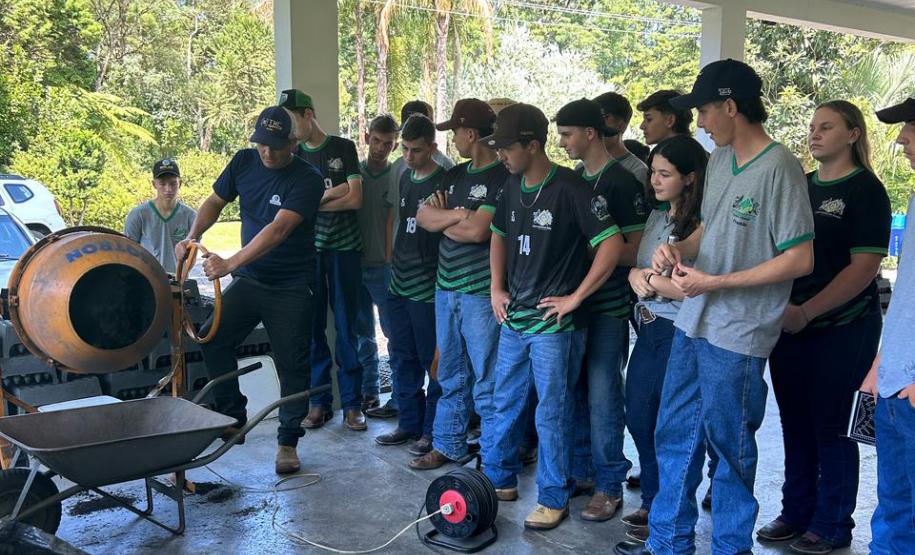 Um Dia no Viveiro: ação em Morretes mostra como é produção de mudas do IAT