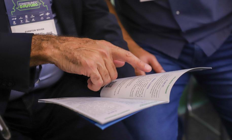 Estado distribui no Paraná Mais Cidades cartilhas de como tonar um município sustentável