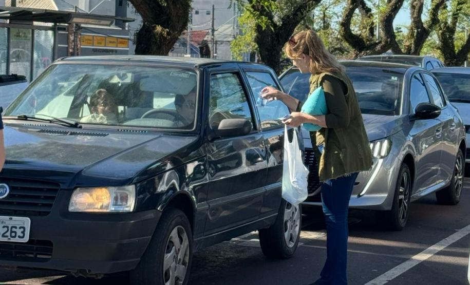 IAT distribuiu 960 copos da água e cartões informativos para conscientizar a população de Curitiba sobre o uso racional do recurso hídrico