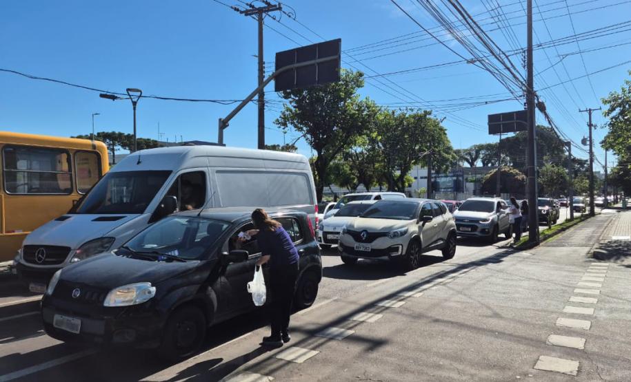 IAT distribuiu 960 copos da água e cartões informativos para conscientizar a população de Curitiba sobre o uso racional do recurso hídrico