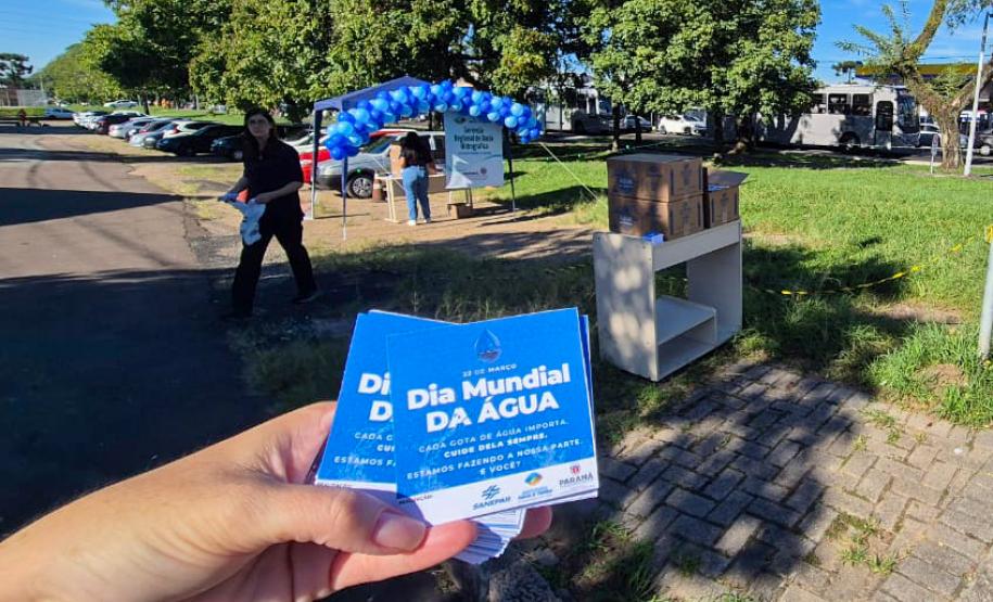 IAT distribuiu 960 copos da água e cartões informativos para conscientizar a população de Curitiba sobre o uso racional do recurso hídrico