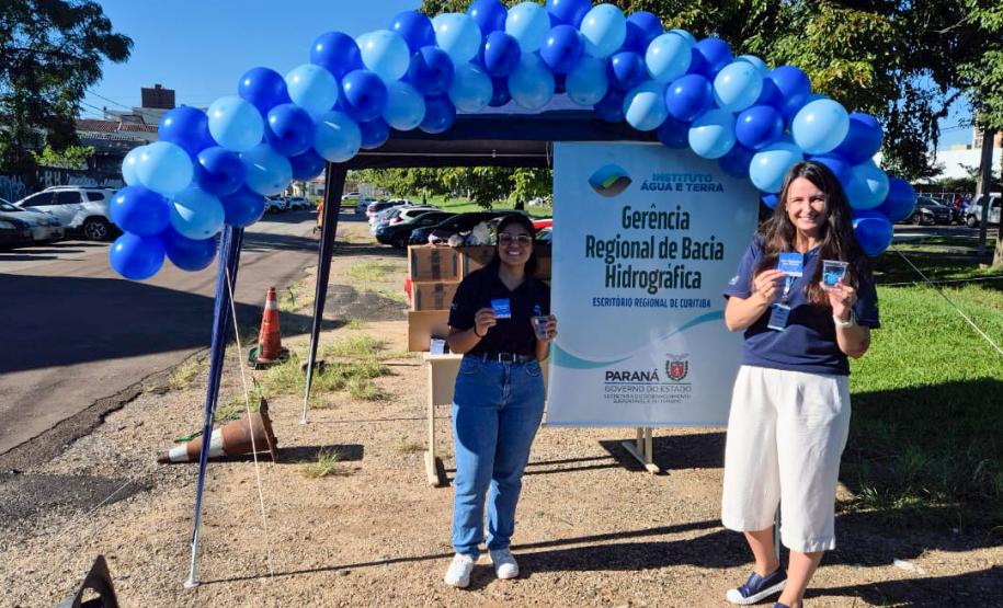 IAT distribuiu 960 copos da água e cartões informativos para conscientizar a população de Curitiba sobre o uso racional do recurso hídrico