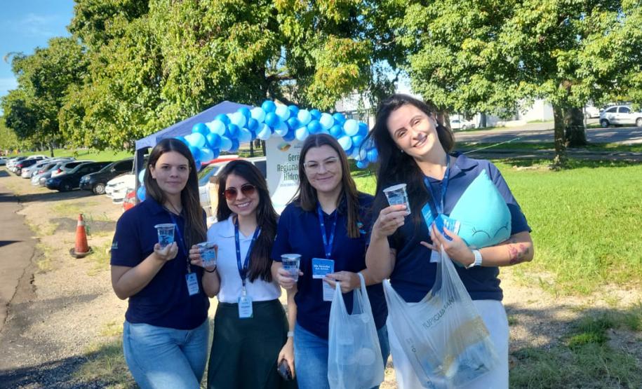 IAT distribuiu 960 copos da água e cartões informativos para conscientizar a população de Curitiba sobre o uso racional do recurso hídrico