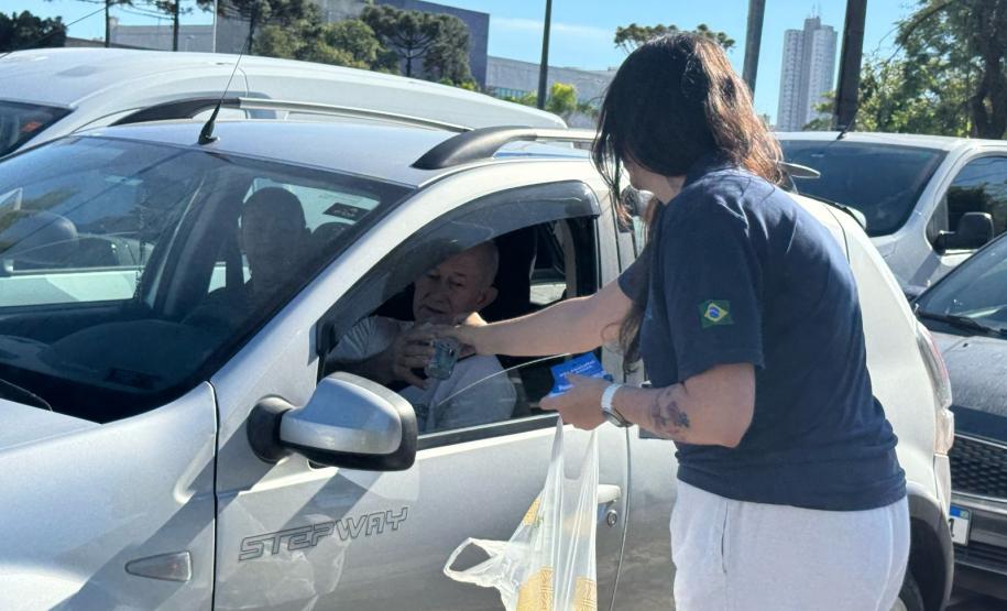 IAT distribuiu 960 copos da água e cartões informativos para conscientizar a população de Curitiba sobre o uso racional do recurso hídrico