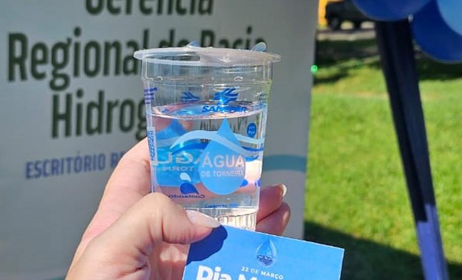 IAT distribuiu 960 copos da água e cartões informativos para conscientizar a população de Curitiba sobre o uso racional do recurso hídrico