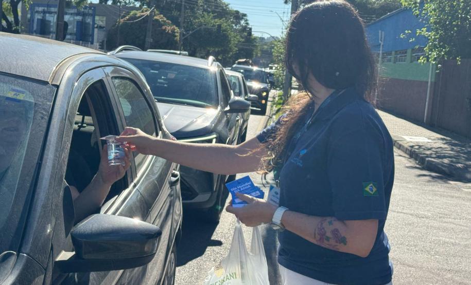 IAT distribuiu 960 copos da água e cartões informativos para conscientizar a população de Curitiba sobre o uso racional do recurso hídrico
