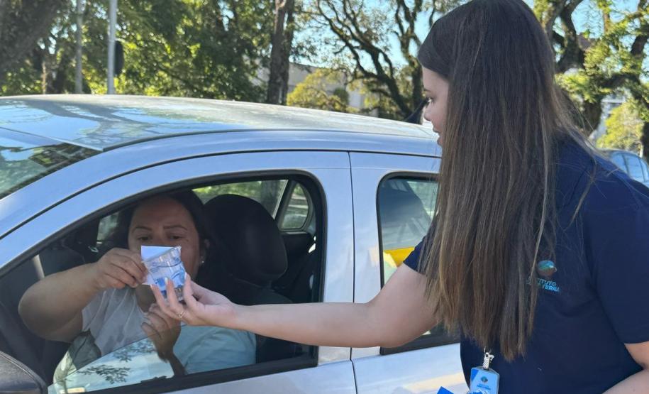 IAT distribuiu 960 copos da água e cartões informativos para conscientizar a população de Curitiba sobre o uso racional do recurso hídrico