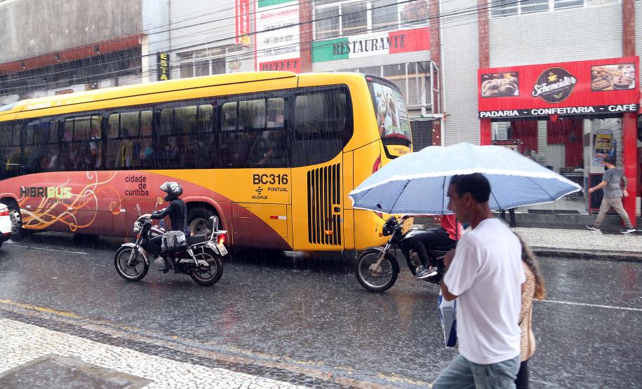Chuva derruba temperaturas no Paraná, mas calor já tem previsão de volta, informa Simepar