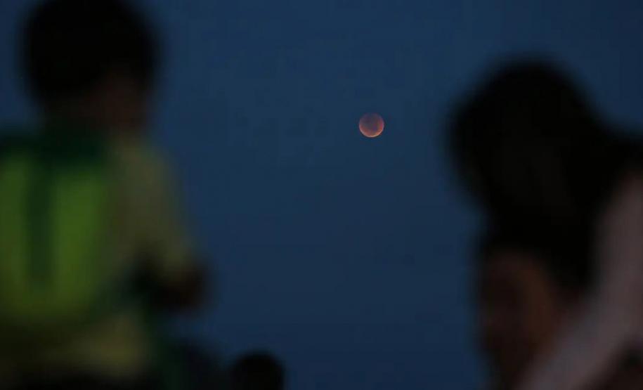 Fã de astronomia? Descubra onde será possível ver a "Lua de Sangue" nesta madrugada