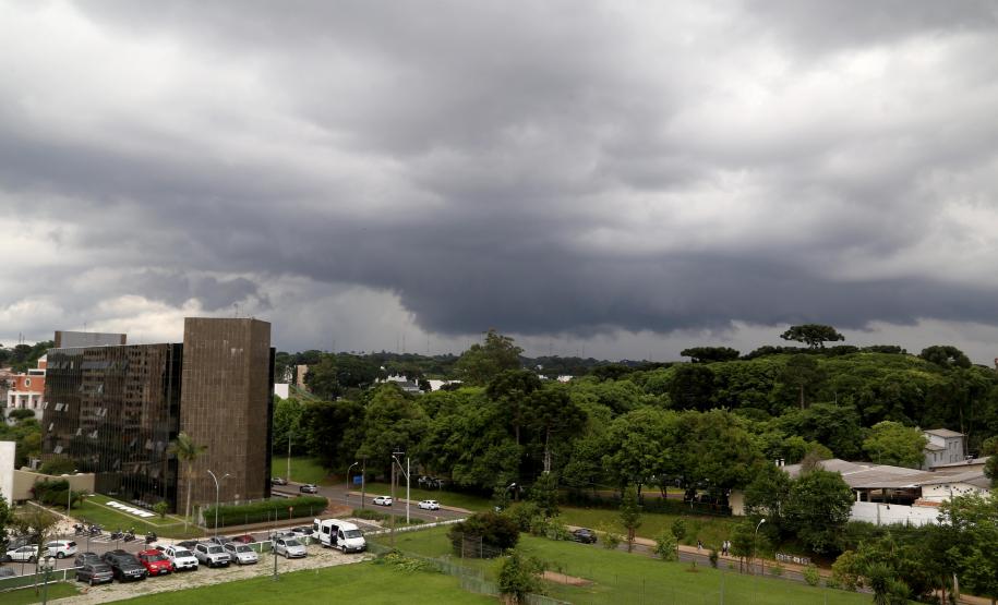 Chuva derruba temperaturas no Paraná, mas calor já tem previsão de volta, informa Simepar