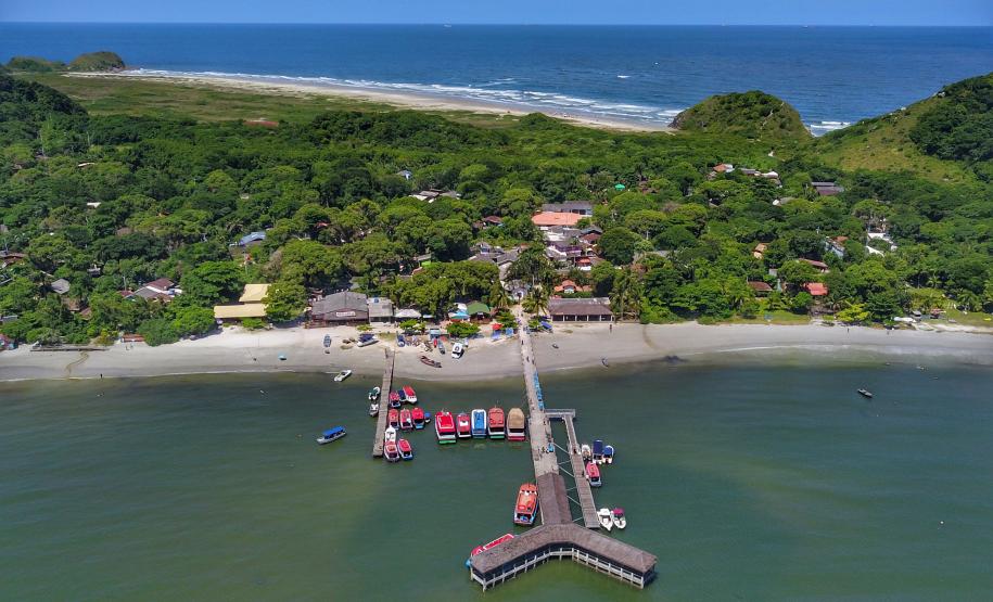 O governador Carlos Massa Ratinho Junior sancionou a lei que estabelece o novo marco regulatório da Ilha do Mel, um dos principais destinos turísticos do Paraná.