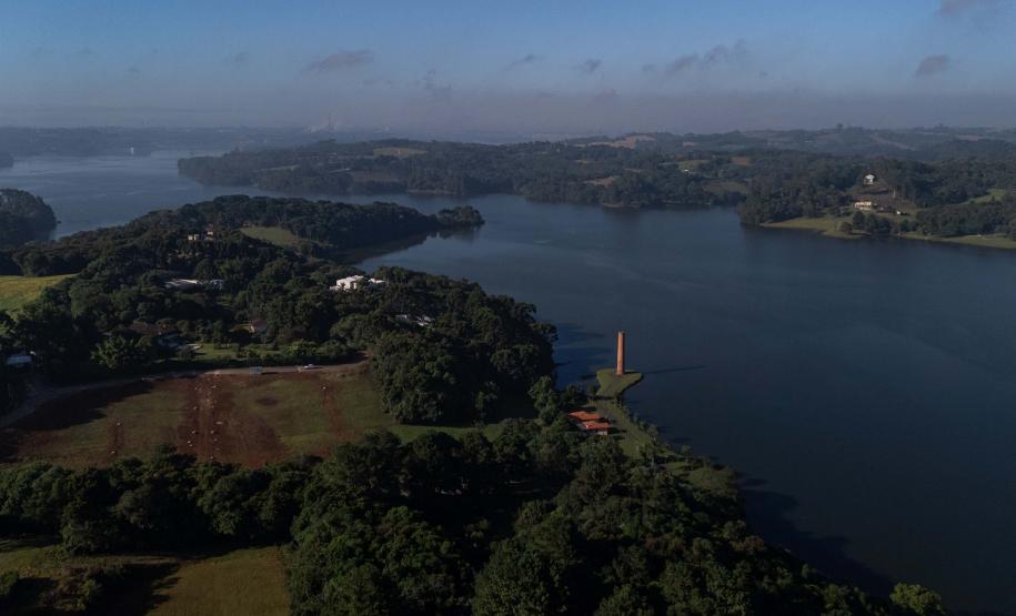 Curitiba, 20 de março de 2025 - O governador Carlos Massa Ratinho Junior participa da soltura de peixes no Parque Passauna, dentro do programa Rio Vivo.