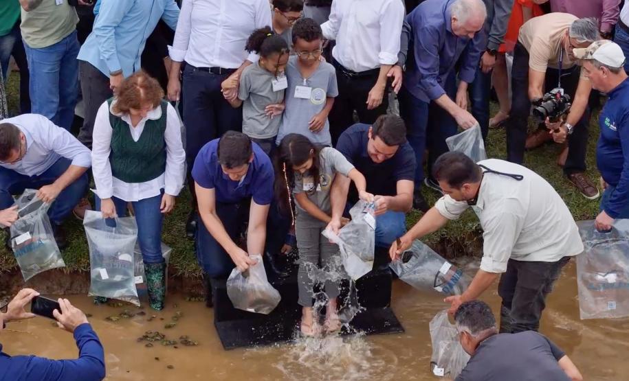 Curitiba, 20 de março de 2025 - O governador Carlos Massa Ratinho Junior participa da soltura de peixes no Parque Passauna, dentro do programa Rio Vivo.
