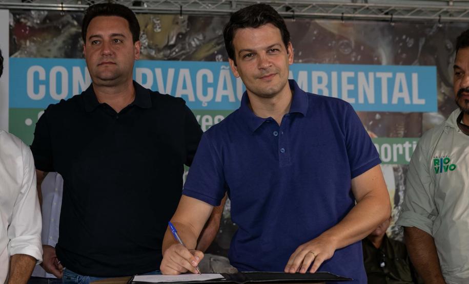 Curitiba, 20 de março de 2025 - O governador Carlos Massa Ratinho Junior participa da soltura de peixes no Parque Passauna, dentro do programa Rio Vivo.