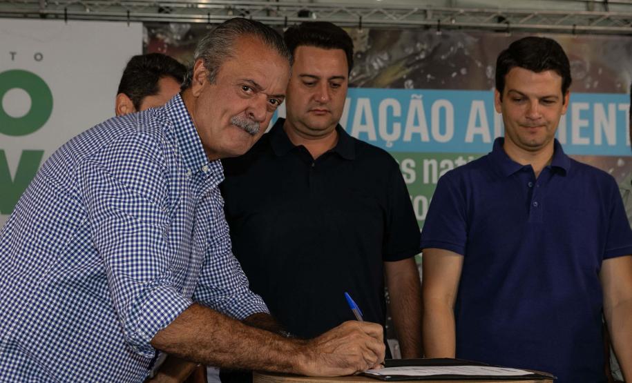 Curitiba, 20 de março de 2025 - O governador Carlos Massa Ratinho Junior participa da soltura de peixes no Parque Passauna, dentro do programa Rio Vivo.