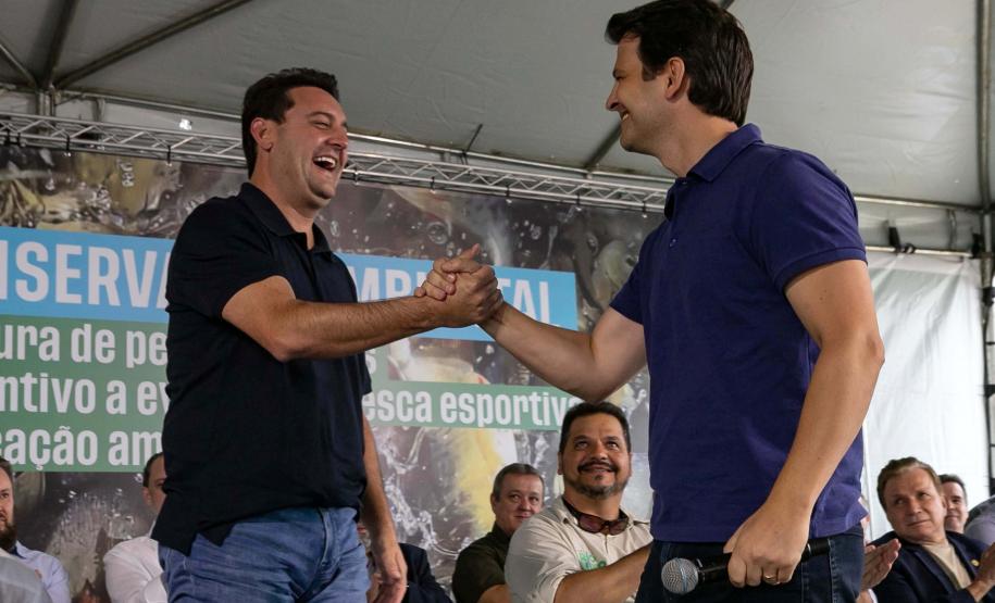 Curitiba, 20 de março de 2025 - O governador Carlos Massa Ratinho Junior participa da soltura de peixes no Parque Passauna, dentro do programa Rio Vivo.