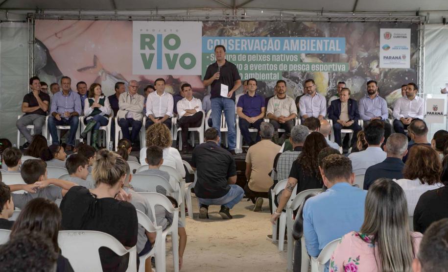 Curitiba, 20 de março de 2025 - O governador Carlos Massa Ratinho Junior participa da soltura de peixes no Parque Passauna, dentro do programa Rio Vivo.