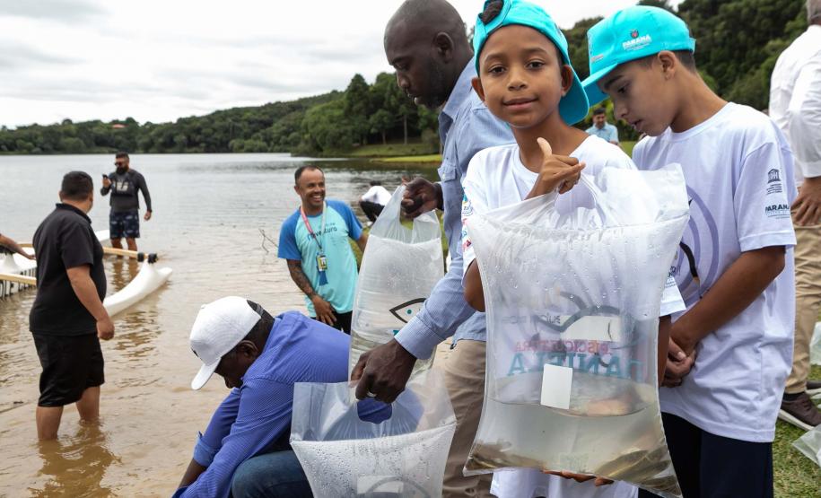 Curitiba, 20 de março de 2025 - O governador Carlos Massa Ratinho Junior participa da soltura de peixes no Parque Passauna, dentro do programa Rio Vivo.