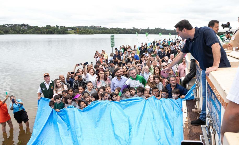 Curitiba, 20 de março de 2025 - O governador Carlos Massa Ratinho Junior participa da soltura de peixes no Parque Passauna, dentro do programa Rio Vivo.