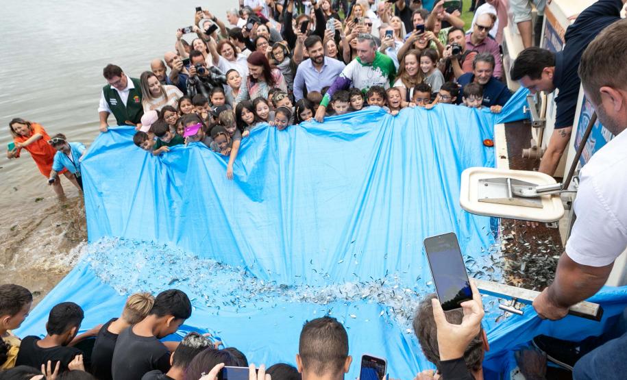 Curitiba, 20 de março de 2025 - O governador Carlos Massa Ratinho Junior participa da soltura de peixes no Parque Passauna, dentro do programa Rio Vivo.