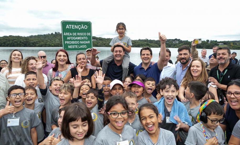 Curitiba, 20 de março de 2025 - O governador Carlos Massa Ratinho Junior participa da soltura de peixes no Parque Passauna, dentro do programa Rio Vivo.