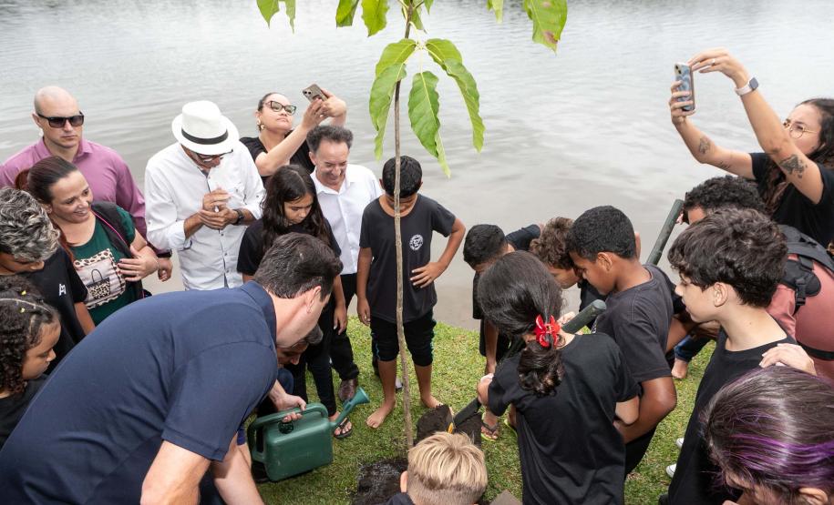 Curitiba, 20 de março de 2025 - O governador Carlos Massa Ratinho Junior participa da soltura de peixes no Parque Passauna, dentro do programa Rio Vivo.