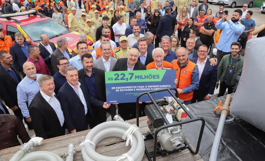 Em mais uma ação para o combate a incêndios no Estado, o governador em exercício Darci Piana entregou nesta terça-feira (15), no Palácio Iguaçu, em Curitiba, uma série de equipamentos para 100 municípios próximos a áreas verdes que poderão ser acionados para atuação rápida.