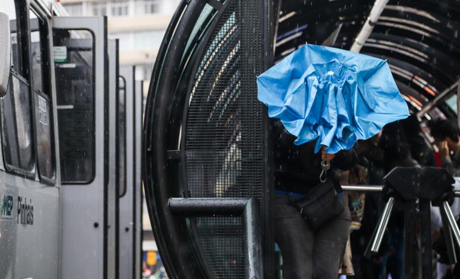 Nova frente fria traz chuva e reduz temperaturas no Paraná nesta semana, prevê Simepar