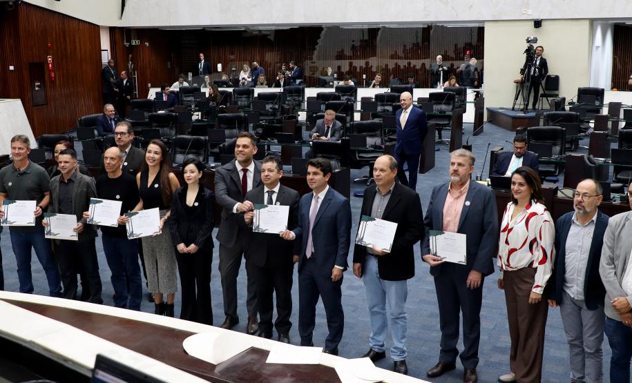 Meteorologistas do Simepar recebem homenagem da Assembleia Legislativa