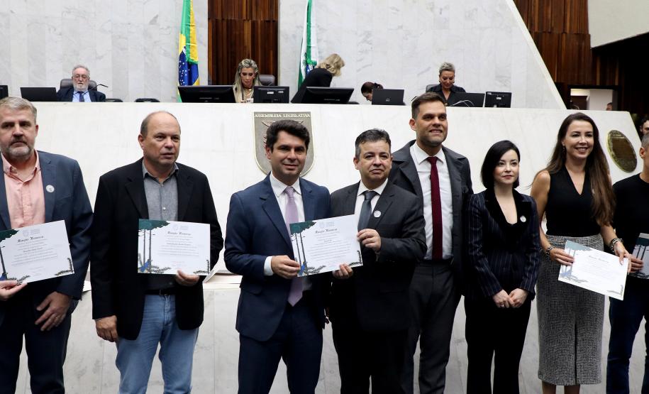 Meteorologistas do Simepar recebem homenagem da Assembleia Legislativa