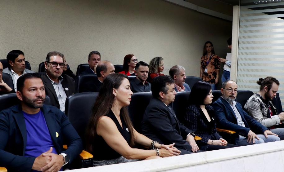 Meteorologistas do Simepar recebem homenagem da Assembleia Legislativa