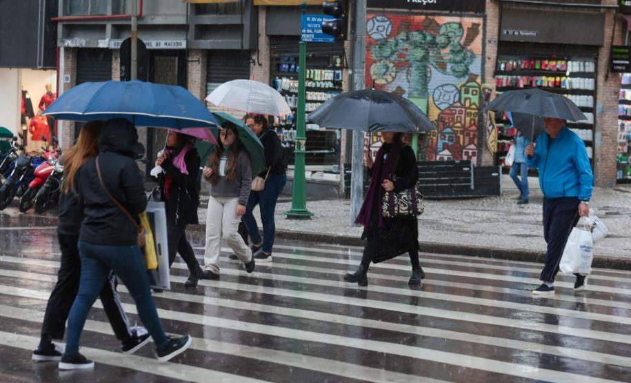 Após dias congelantes, fim de semana será chuvoso no Paraná