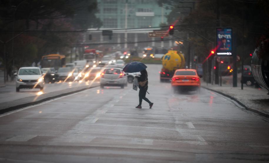 Após dias congelantes, fim de semana será chuvoso no Paraná