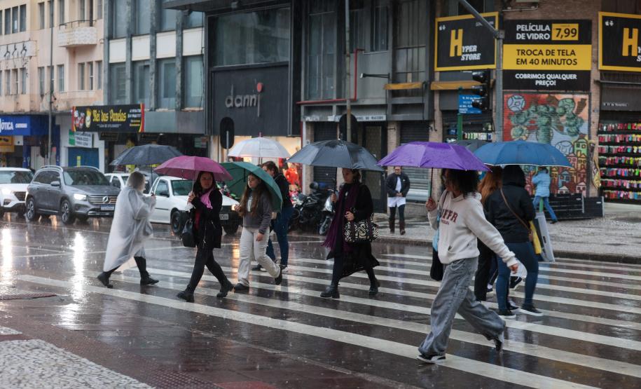 Paraná registra raios e granizo: chuva diminui na sexta, mas ganha força no fim de semana