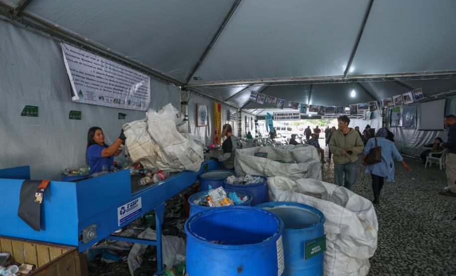 Secretário Rafael Greca visita feira em Curitiba e reforça compromisso do Estado com a reciclagem