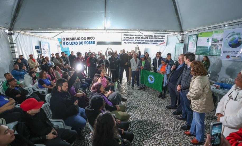 Secretário Rafael Greca visita feira em Curitiba e reforça compromisso do Estado com a reciclagem