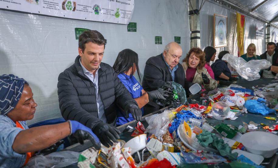 Secretário Rafael Greca visita feira em Curitiba e reforça compromisso do Estado com a reciclagem