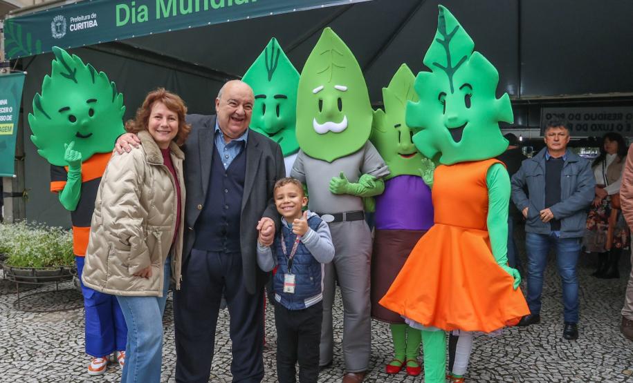 Secretário Rafael Greca visita feira em Curitiba e reforça compromisso do Estado com a reciclagem