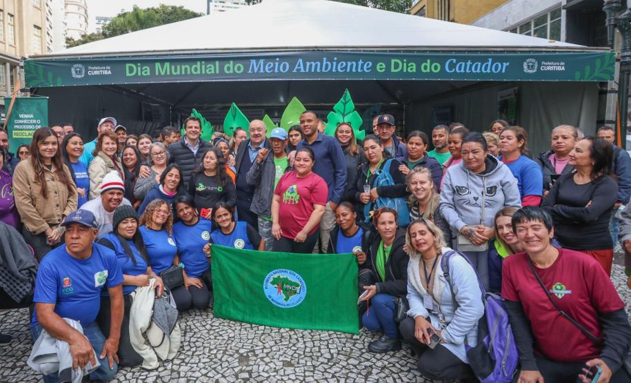Secretário Rafael Greca visita feira em Curitiba e reforça compromisso do Estado com a reciclagem