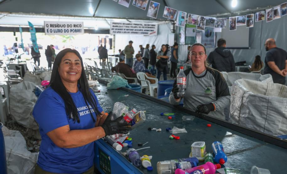 Secretário Rafael Greca visita feira em Curitiba e reforça compromisso do Estado com a reciclagem