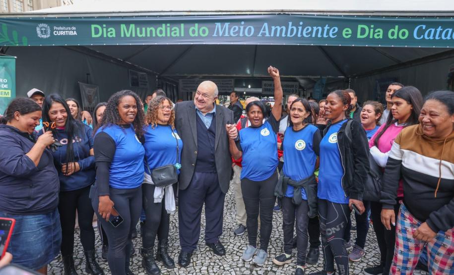 Secretário Rafael Greca visita feira em Curitiba e reforça compromisso do Estado com a reciclagem