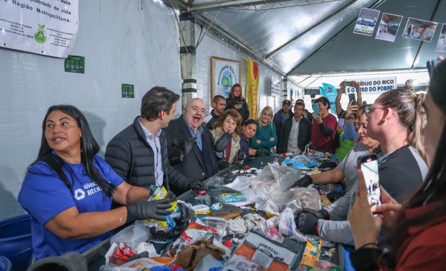 Secretário Rafael Greca visita feira em Curitiba e reforça compromisso do Estado com a reciclagem