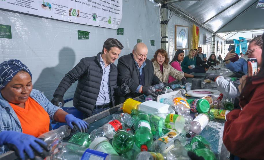 Secretário Rafael Greca visita feira em Curitiba e reforça compromisso do Estado com a reciclagem