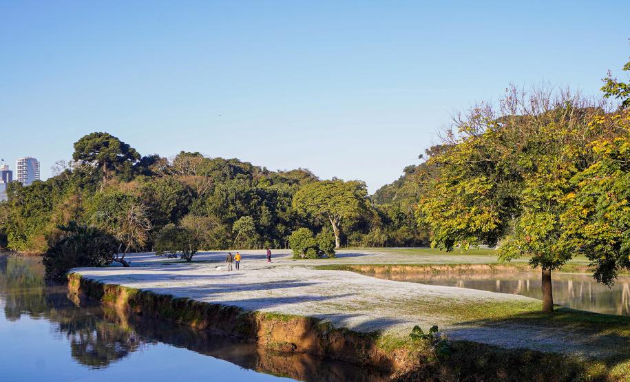 Quarta-feira trouxe menor temperatura do ano ao Paraná e geada na Capital.