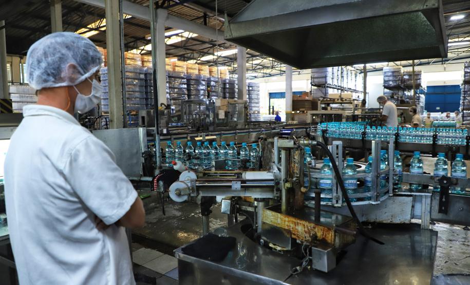 Indústria da água mineral cresce 41% em 2024 e movimenta R$ 341,2 milhões no Paraná