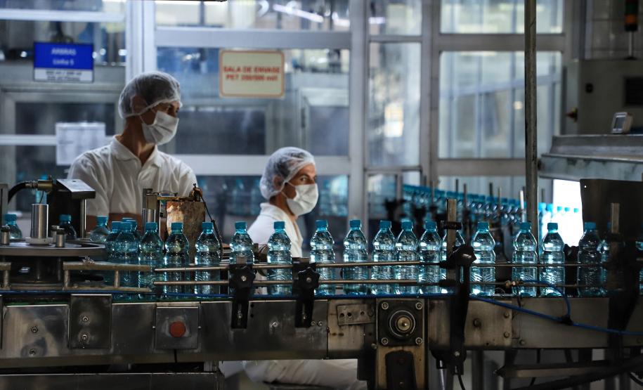 Indústria da água mineral cresce 41% em 2024 e movimenta R$ 341,2 milhões no Paraná