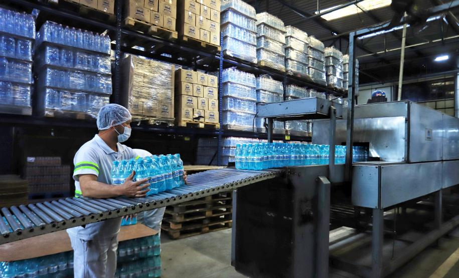 Indústria da água mineral cresce 41% em 2024 e movimenta R$ 341,2 milhões no Paraná