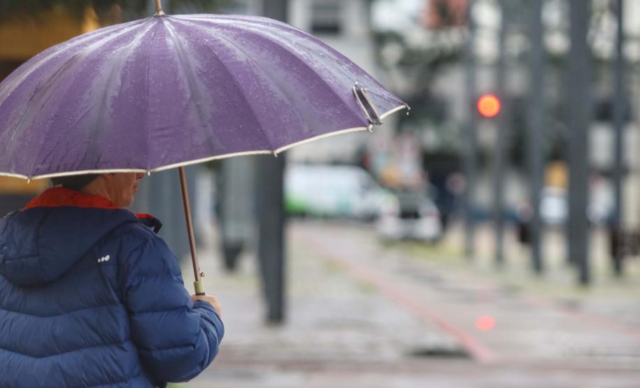 Paraná registra raios e granizo: chuva diminui na sexta, mas ganha força no fim de semana