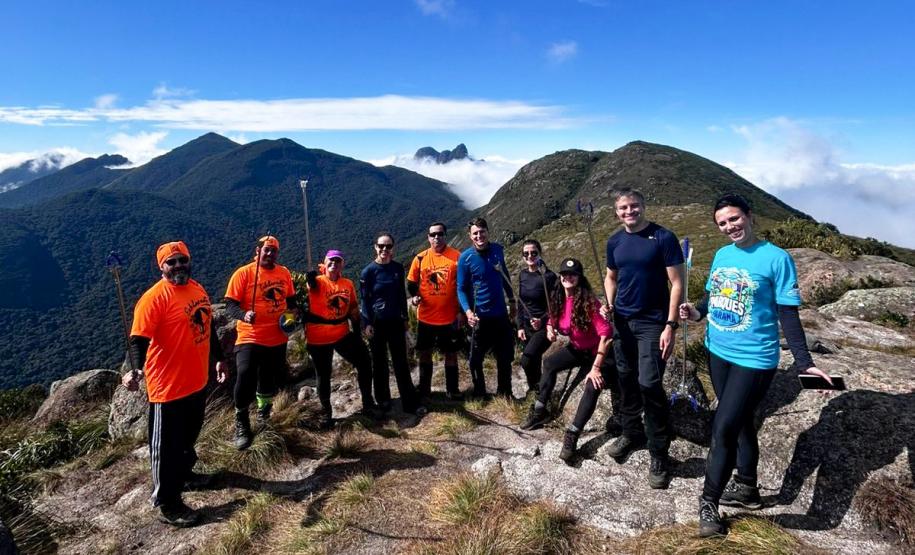Com apoio do IAT, mutirão recolheu cerca de 15 quilos de lixo do Pico Paraná